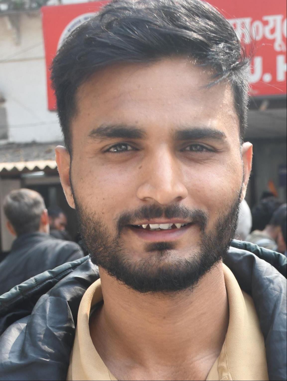 कैश के लिए परेशान लोग और काउंटर पर लगा बोर्ड।