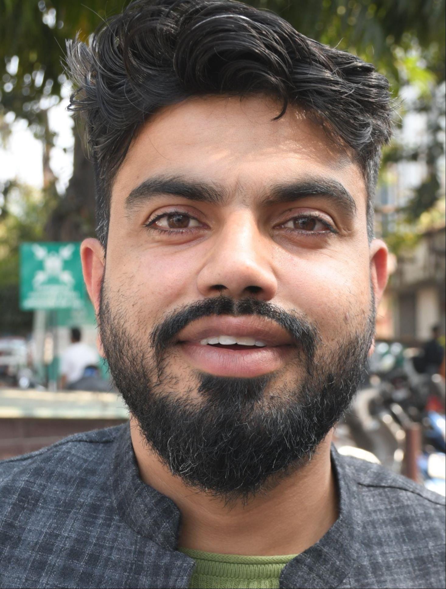 कैश के लिए परेशान लोग और काउंटर पर लगा बोर्ड।