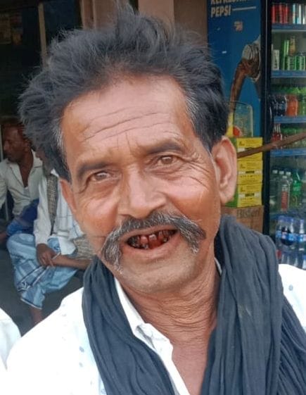 कोतवाली के सामने स्थित अस्थाई बसअड्डे में वाटर कूलर की टूटी टोटी।  संवाद