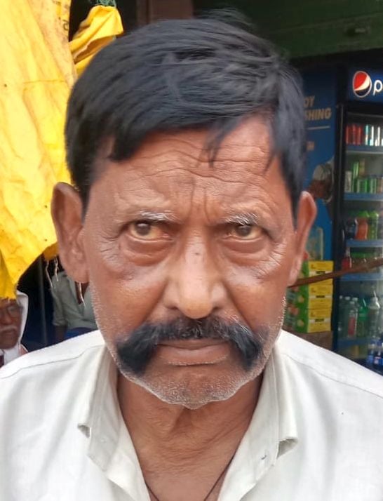 कोतवाली के सामने स्थित अस्थाई बसअड्डे में वाटर कूलर की टूटी टोटी।  संवाद