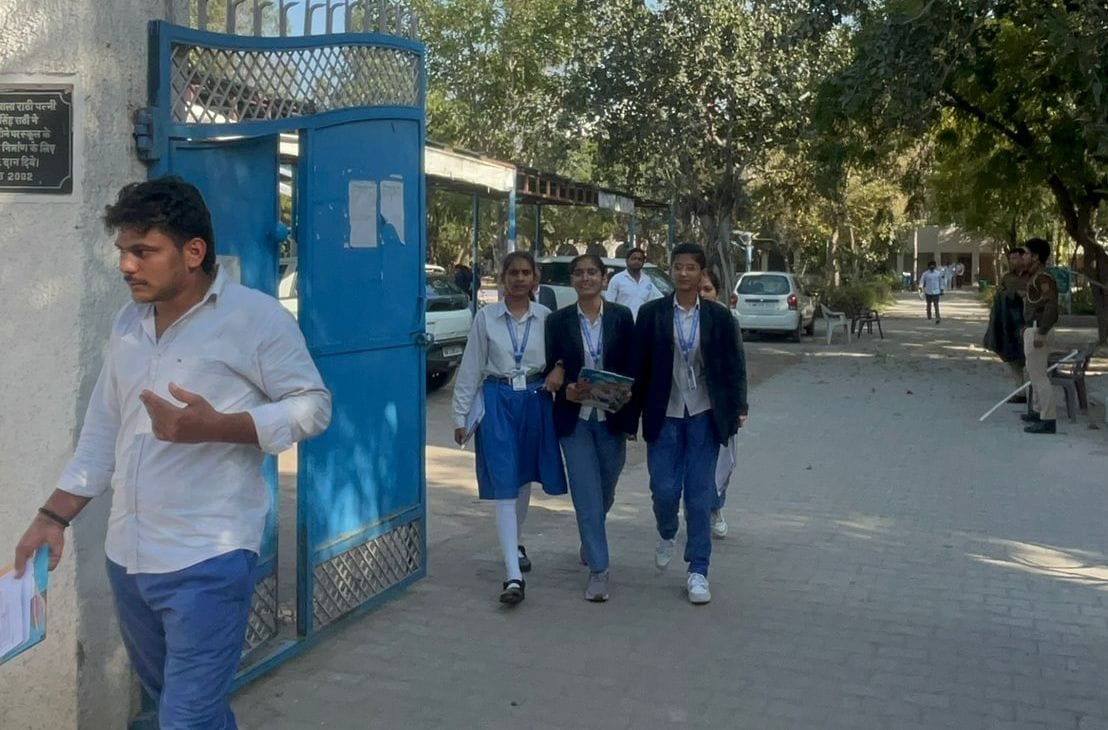 खैरडी स्कूल में परीक्षा केंद्र की जांच करते आरटीओ विरेंद्र ढूल डीएसपी राकेश कुमार थाना प्रभारी 