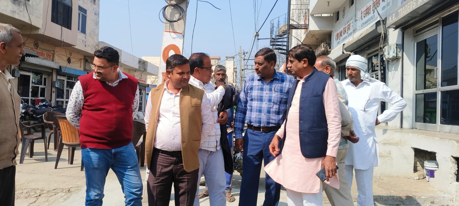 लाडवा। अनाजमंडी में आढ़तियों तथा किसानों से बातचीत करते मार्केट कमेटी के चेयरमैन डॉ गणेश दत्त। 