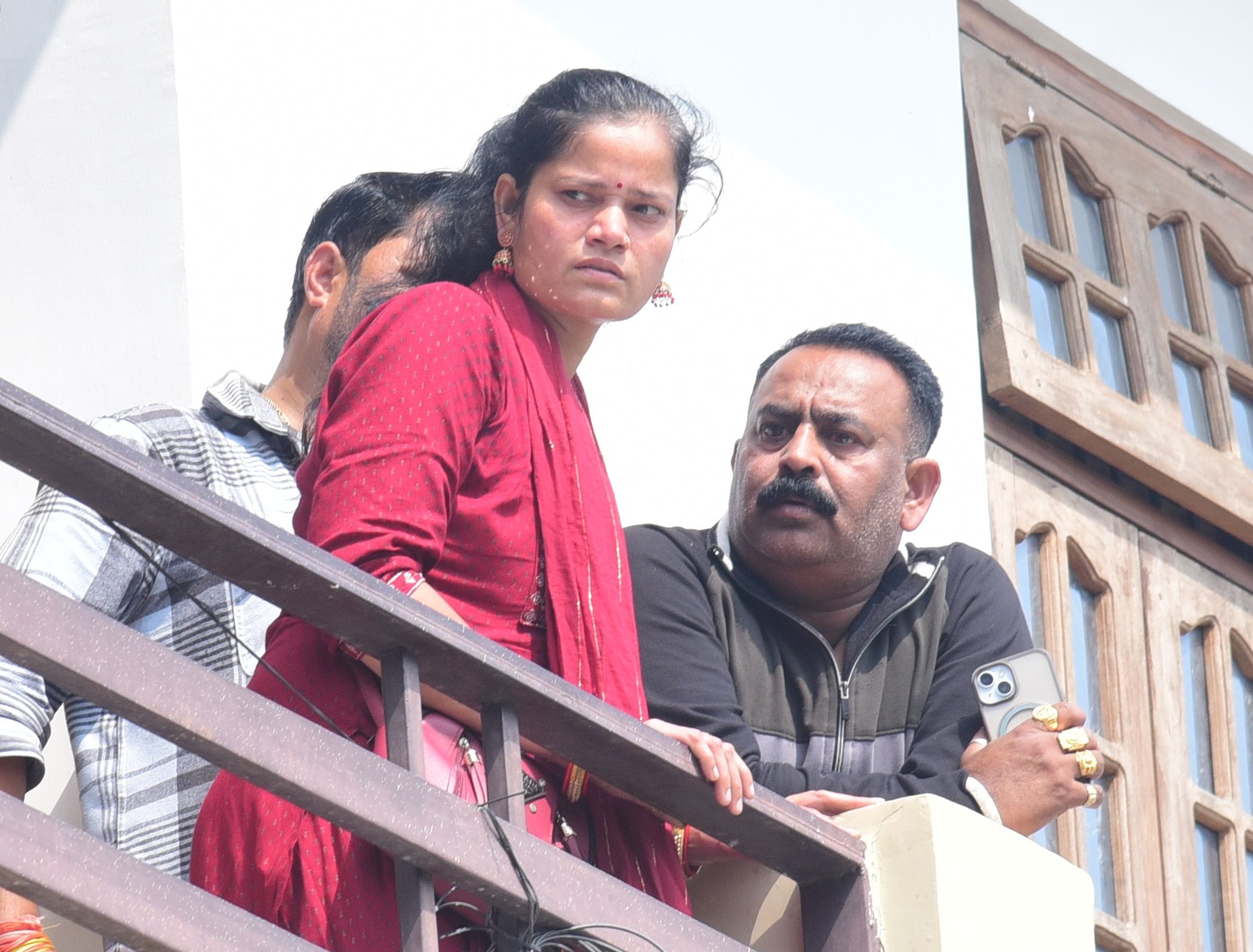 मानवेंद्र की हत्या के बाद घर के बाहर जुटे लोग। पहुंचे परिजन व रिश्तेदार। अक्षत को लेकर जाती पुल मानवेंद्र की हत्या के बाद घर के बाहर जुटे लोग। पहुंचे परिजन व रिश्तेदार। अक्षत को लेकर जाती पुल