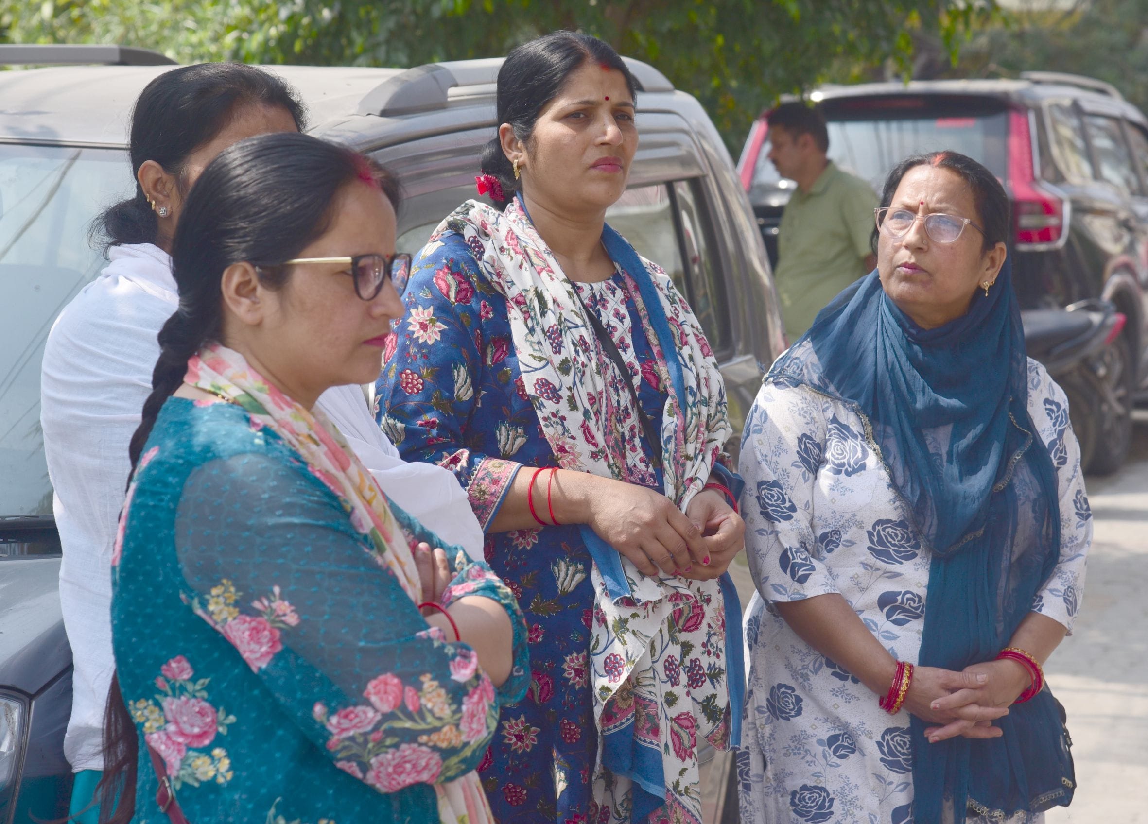 मानवेंद्र की हत्या के बाद घर के बाहर जुटे लोग। पहुंचे परिजन व रिश्तेदार। अक्षत को लेकर जाती पुल मानवेंद्र की हत्या के बाद घर के बाहर जुटे लोग। पहुंचे परिजन व रिश्तेदार। अक्षत को लेकर जाती पुल