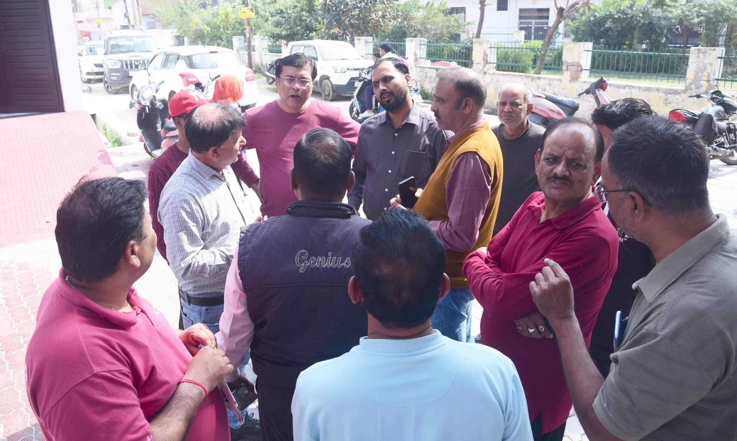 मानवेंद्र की हत्या के बाद घर के बाहर जुटे लोग। पहुंचे परिजन व रिश्तेदार। अक्षत को लेकर जाती पुल मानवेंद्र की हत्या के बाद घर के बाहर जुटे लोग। पहुंचे परिजन व रिश्तेदार। अक्षत को लेकर जाती पुल