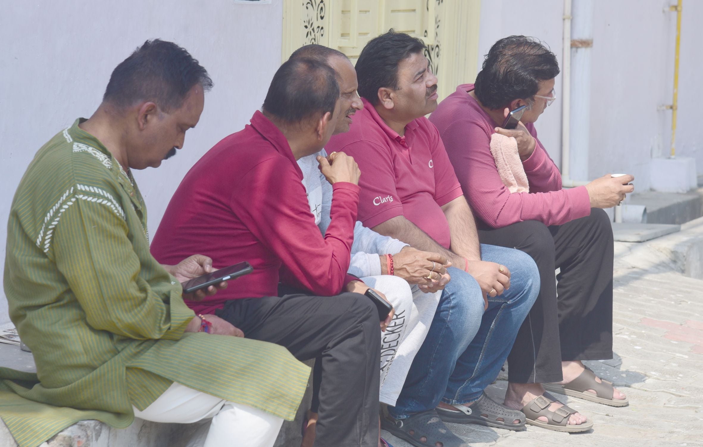 मानवेंद्र की हत्या के बाद घर के बाहर जुटे लोग। पहुंचे परिजन व रिश्तेदार। अक्षत को लेकर जाती पुल मानवेंद्र की हत्या के बाद घर के बाहर जुटे लोग। पहुंचे परिजन व रिश्तेदार। अक्षत को लेकर जाती पुल