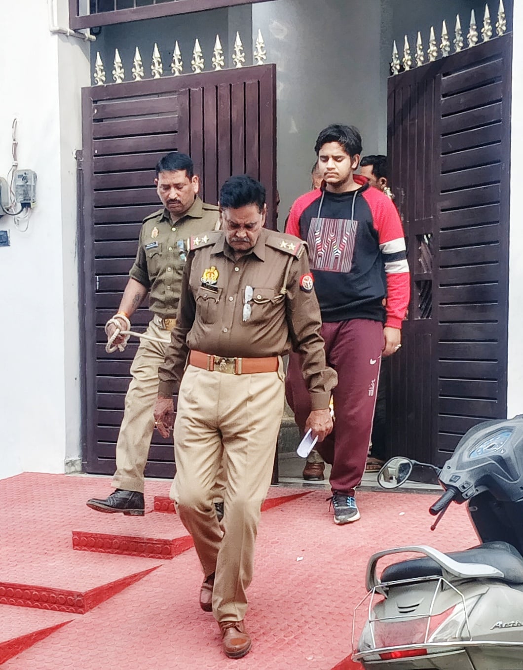 मानवेंद्र की हत्या के बाद घर के बाहर जुटे लोग। पहुंचे परिजन व रिश्तेदार। अक्षत को लेकर जाती पुल मानवेंद्र की हत्या के बाद घर के बाहर जुटे लोग। पहुंचे परिजन व रिश्तेदार। अक्षत को लेकर जाती पुल