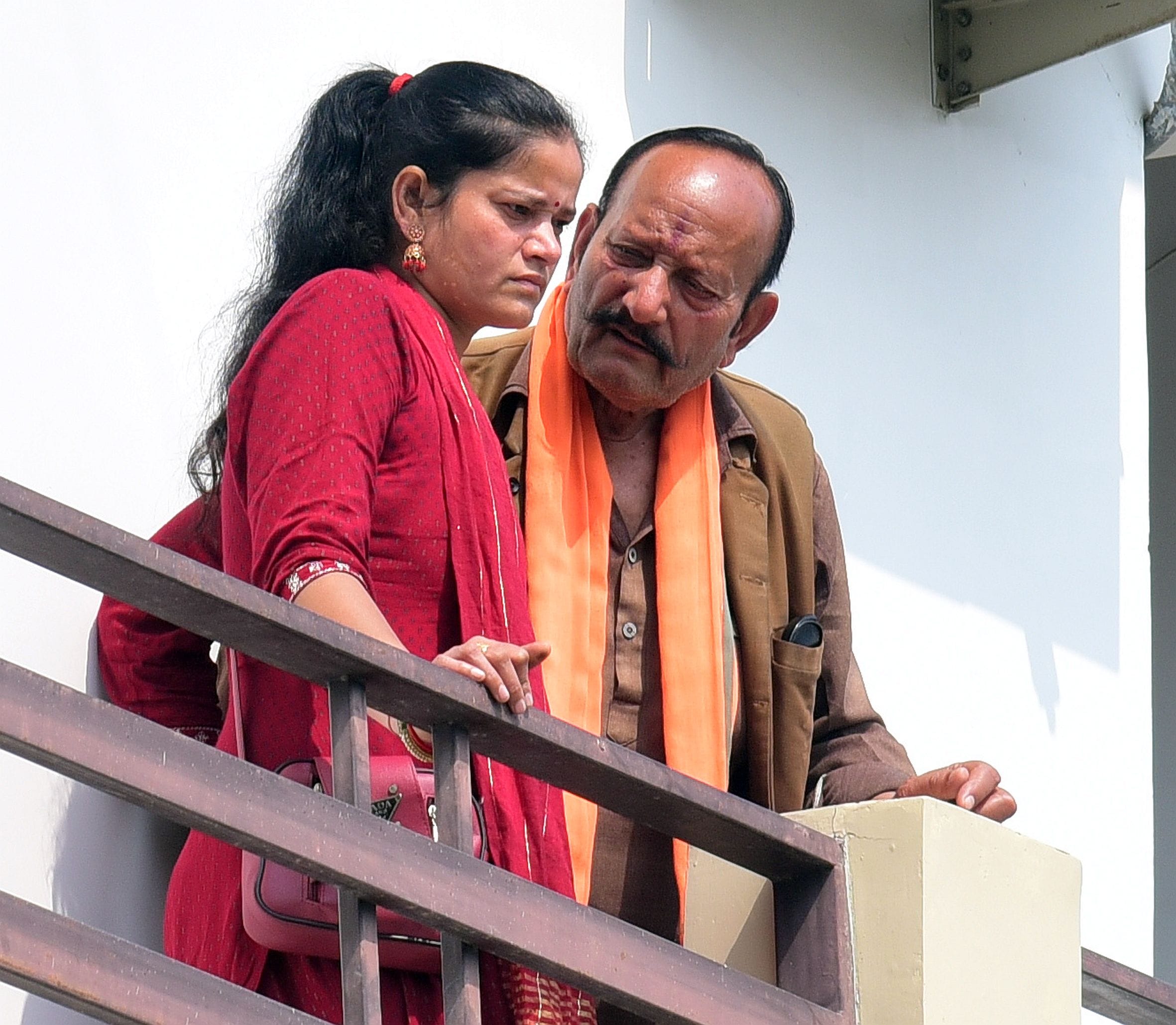 मानवेंद्र की हत्या के बाद घर के बाहर जुटे लोग। पहुंचे परिजन व रिश्तेदार। अक्षत को लेकर जाती पुल मानवेंद्र की हत्या के बाद घर के बाहर जुटे लोग। पहुंचे परिजन व रिश्तेदार। अक्षत को लेकर जाती पुल