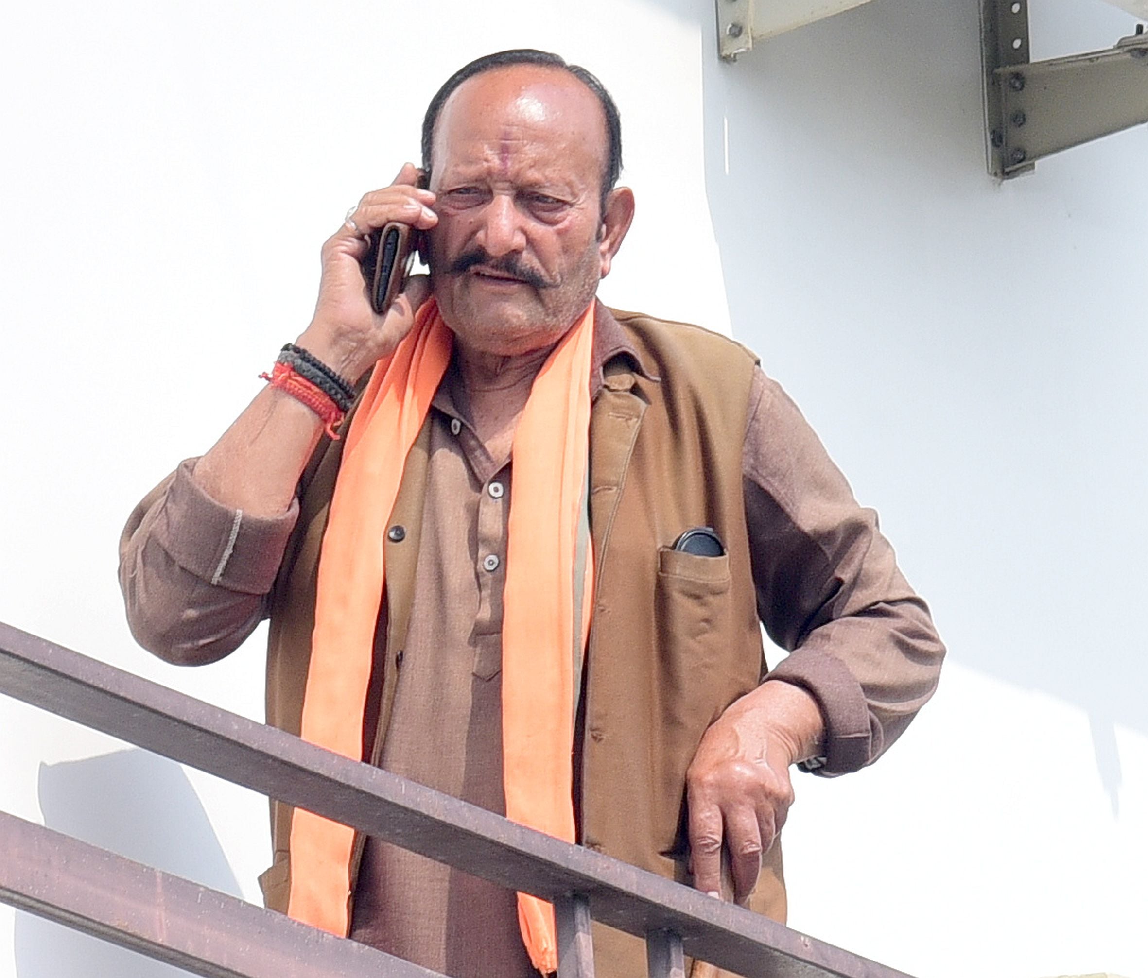 मानवेंद्र की हत्या के बाद घर के बाहर जुटे लोग। पहुंचे परिजन व रिश्तेदार। अक्षत को लेकर जाती पुल मानवेंद्र की हत्या के बाद घर के बाहर जुटे लोग। पहुंचे परिजन व रिश्तेदार। अक्षत को लेकर जाती पुल