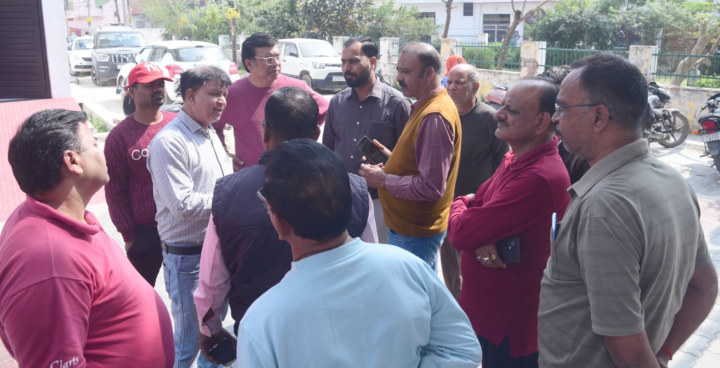 मानवेंद्र की हत्या के बाद घर के बाहर जुटे लोग। पहुंचे परिजन व रिश्तेदार। अक्षत को लेकर जाती पुल मानवेंद्र की हत्या के बाद घर के बाहर जुटे लोग। पहुंचे परिजन व रिश्तेदार। अक्षत को लेकर जाती पुल
