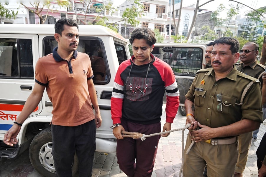 मानवेंद्र की हत्या के बाद घर के बाहर जुटे लोग। पहुंचे परिजन व रिश्तेदार। अक्षत को लेकर जाती पुल मानवेंद्र की हत्या के बाद घर के बाहर जुटे लोग। पहुंचे परिजन व रिश्तेदार। अक्षत को लेकर जाती पुल
