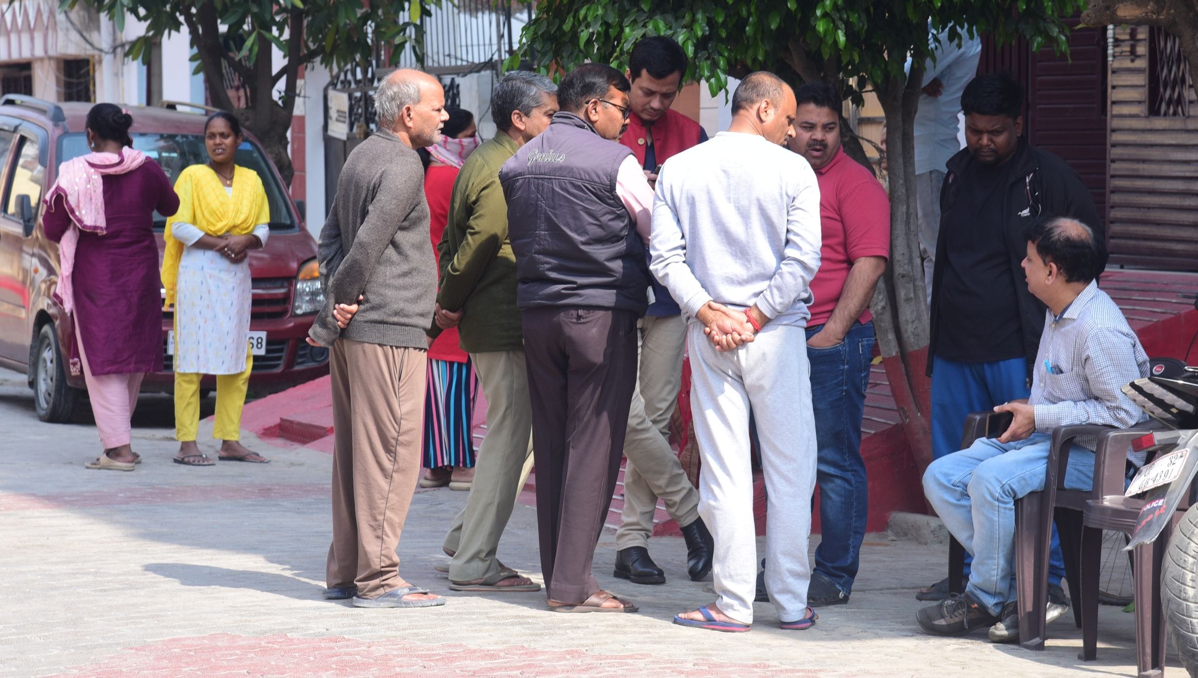 मानवेंद्र की हत्या के बाद घर के बाहर जुटे लोग। पहुंचे परिजन व रिश्तेदार। अक्षत को लेकर जाती पुल मानवेंद्र की हत्या के बाद घर के बाहर जुटे लोग। पहुंचे परिजन व रिश्तेदार। अक्षत को लेकर जाती पुल