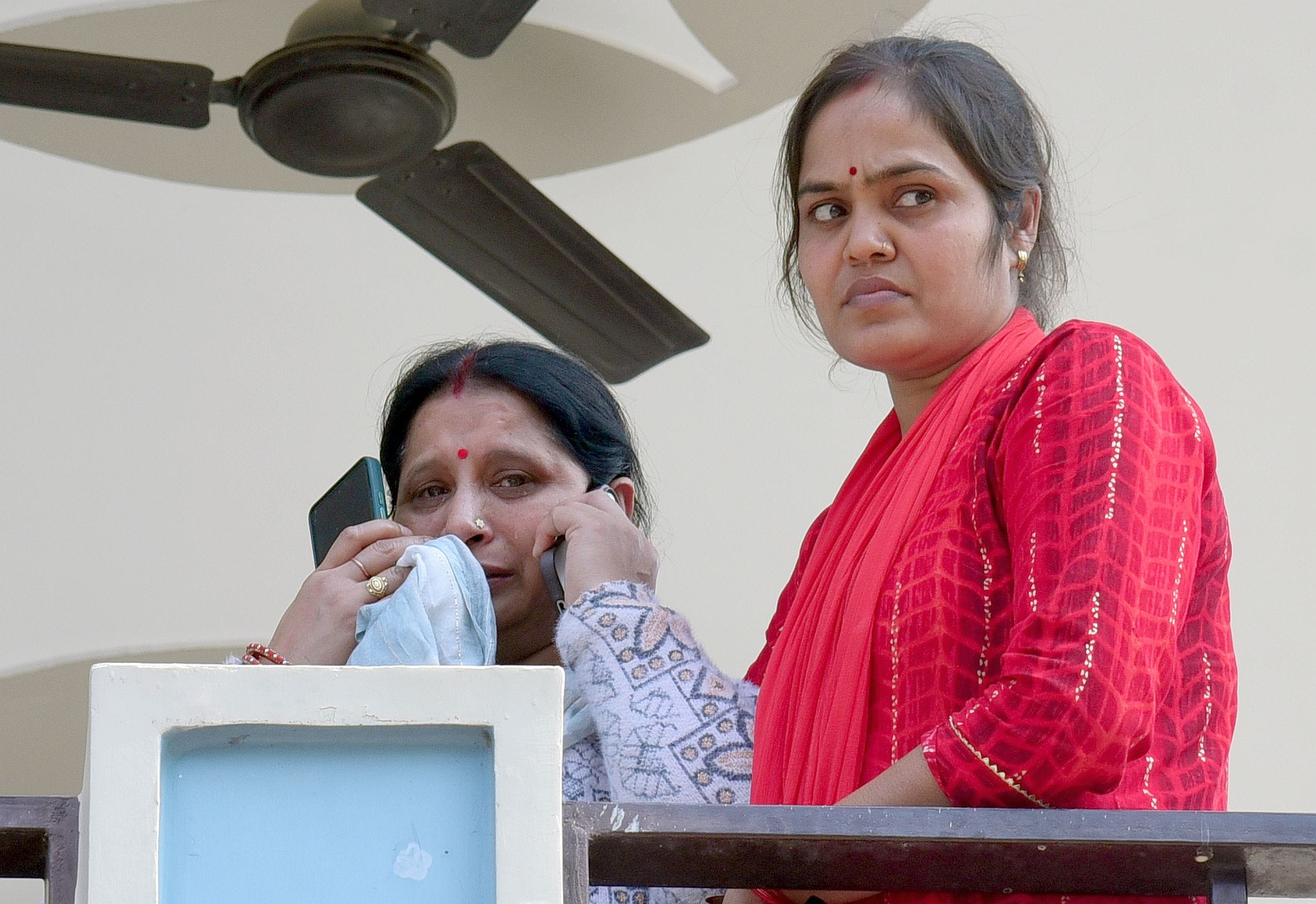 मानवेंद्र की हत्या के बाद घर के बाहर जुटे लोग। पहुंचे परिजन व रिश्तेदार। अक्षत को लेकर जाती पुल मानवेंद्र की हत्या के बाद घर के बाहर जुटे लोग। पहुंचे परिजन व रिश्तेदार। अक्षत को लेकर जाती पुल