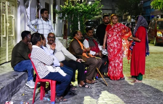 मानवेंद्र की हत्या के बाद घर के बाहर जुटे लोग। पहुंचे परिजन व रिश्तेदार। अक्षत को लेकर जाती पुल मानवेंद्र की हत्या के बाद घर के बाहर जुटे लोग। पहुंचे परिजन व रिश्तेदार। अक्षत को लेकर जाती पुल