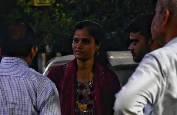 मानवेंद्र की हत्या के बाद घर के बाहर जुटे लोग। पहुंचे परिजन व रिश्तेदार। अक्षत को लेकर जाती पुल मानवेंद्र की हत्या के बाद घर के बाहर जुटे लोग। पहुंचे परिजन व रिश्तेदार। अक्षत को लेकर जाती पुल