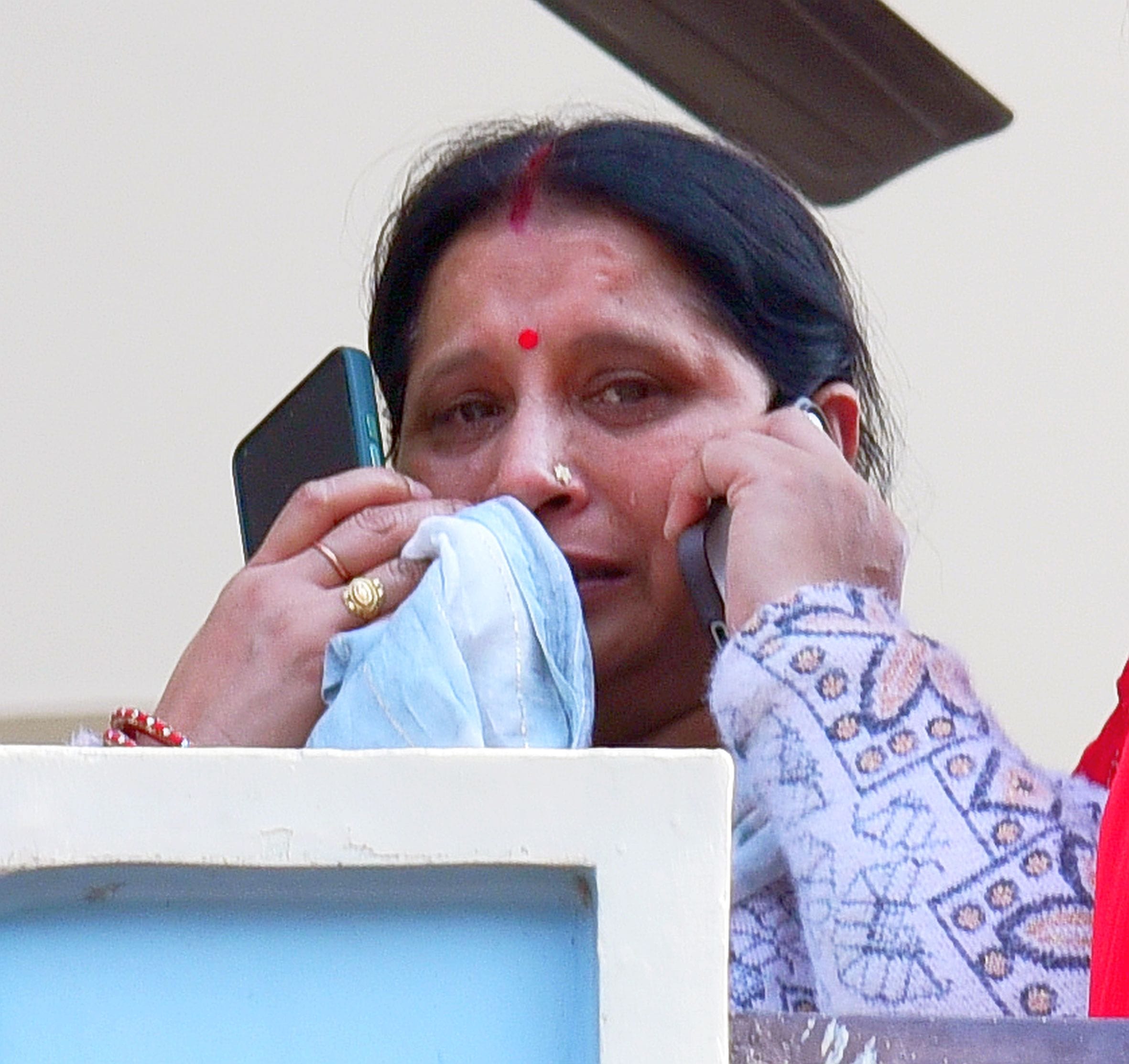 मानवेंद्र की हत्या के बाद घर के बाहर जुटे लोग। पहुंचे परिजन व रिश्तेदार। अक्षत को लेकर जाती पुल मानवेंद्र की हत्या के बाद घर के बाहर जुटे लोग। पहुंचे परिजन व रिश्तेदार। अक्षत को लेकर जाती पुल