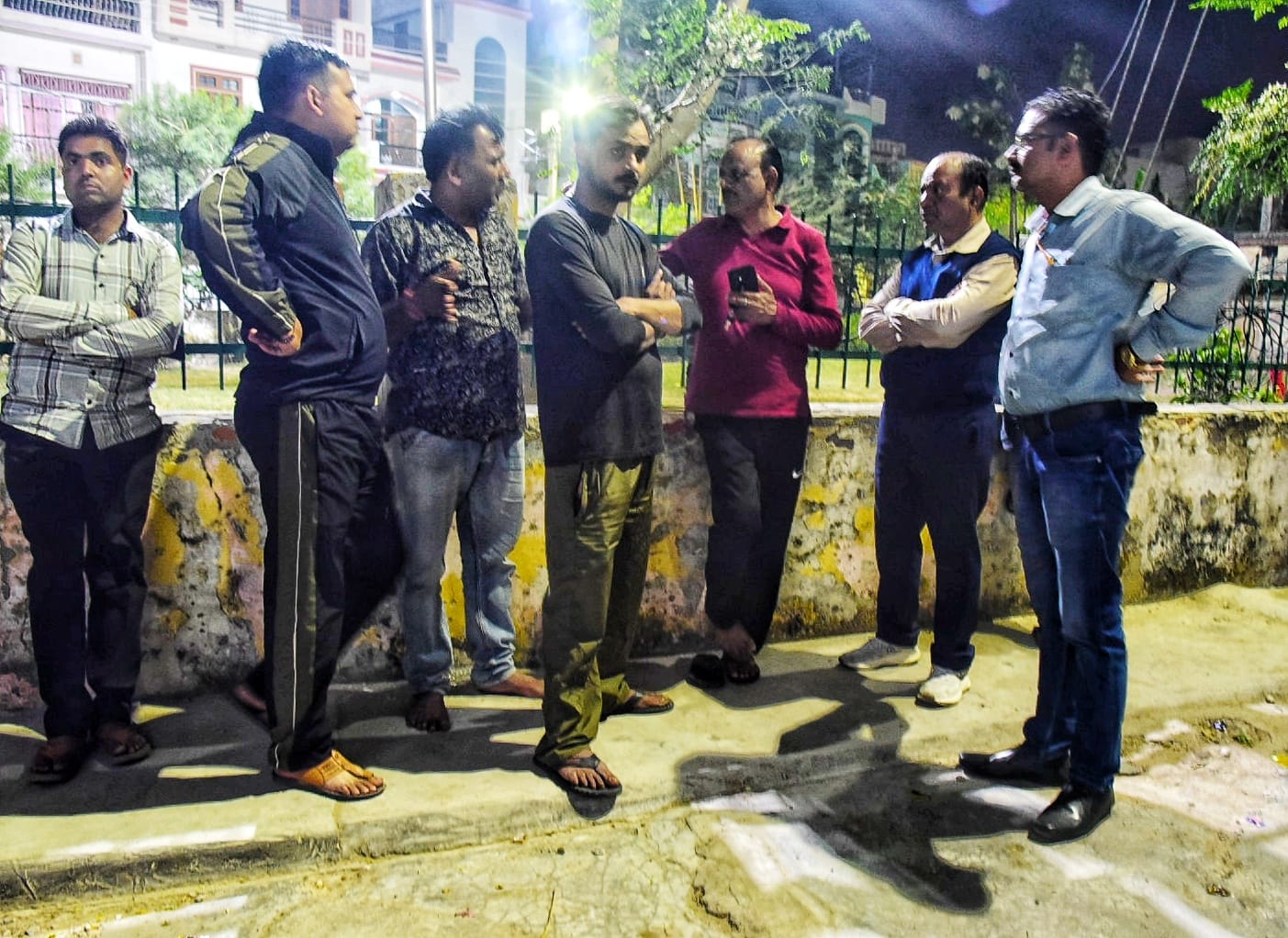 मानवेंद्र की हत्या के बाद घर के बाहर जुटे लोग। पहुंचे परिजन व रिश्तेदार। अक्षत को लेकर जाती पुल मानवेंद्र की हत्या के बाद घर के बाहर जुटे लोग। पहुंचे परिजन व रिश्तेदार। अक्षत को लेकर जाती पुल