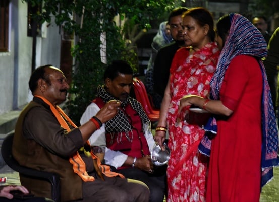 मानवेंद्र की हत्या के बाद घर के बाहर जुटे लोग। पहुंचे परिजन व रिश्तेदार। अक्षत को लेकर जाती पुल मानवेंद्र की हत्या के बाद घर के बाहर जुटे लोग। पहुंचे परिजन व रिश्तेदार। अक्षत को लेकर जाती पुल
