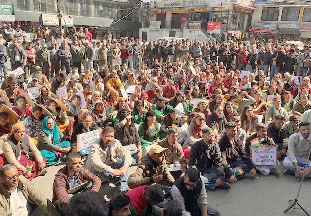 नशामुक्ति को लेकर आयोजित रोष रैली के समर्थन में उतरे ठियोग के व्यापारी, दो घंटे बाजार रखा बंद। 