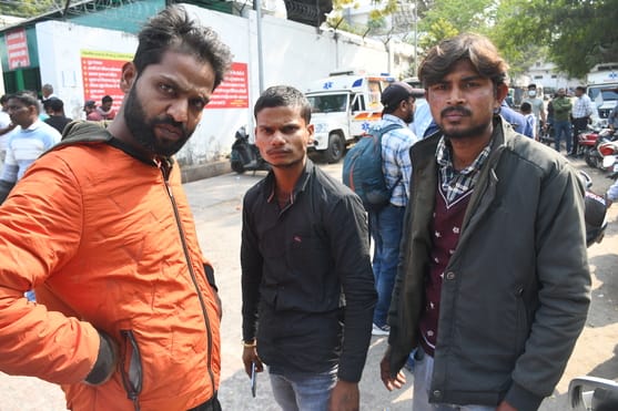 पोस्टमार्टम हाउस पर बस यात्रियों के परिजन।