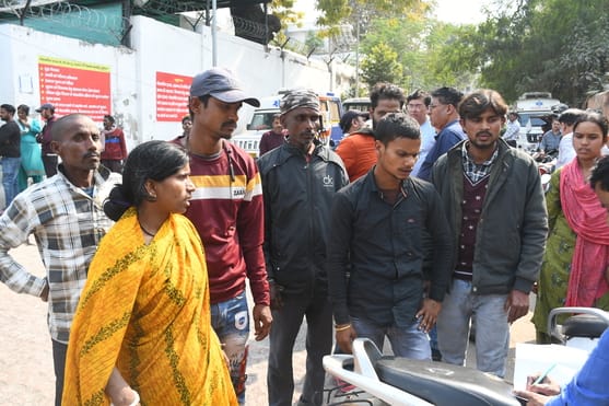 पोस्टमार्टम हाउस पर बस यात्रियों के परिजन।