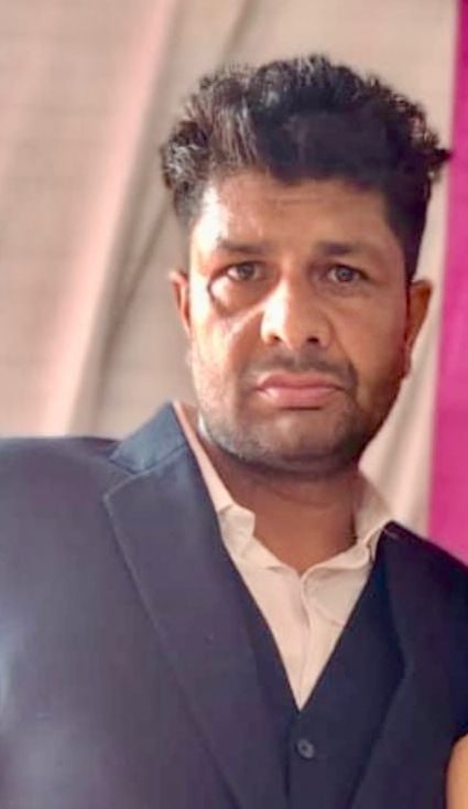 रोहटा थाने के बाहर हंगामा करते ग्रामीण
