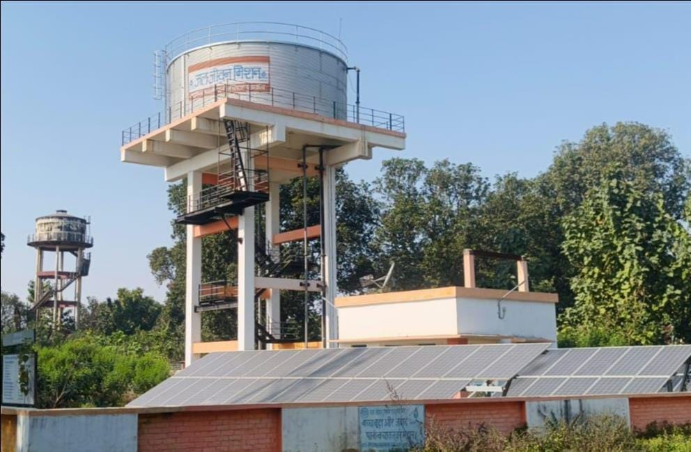 राजपुर गांव में अधूरी खड़ी पानी टंकी।