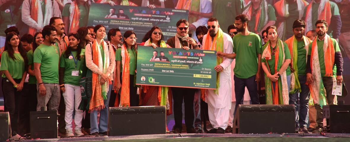 राजेश्वर सिंह और संजय दत्त ने निकाला था रोडशो। राजेश्वर सिंह और संजय दत्त ने निकाला था रोडशो।