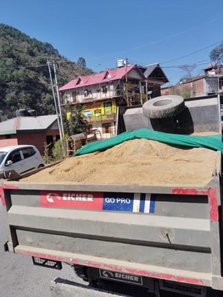 सिरमौर में अवैध खनन के मामले में पुलिस की तरफ से जब्त किए गए वाहन। स्रोत विभाग सिरमौर में अवैध खनन के मामले में पुलिस की तरफ से जब्त किए गए वाहन। स्रोत विभाग