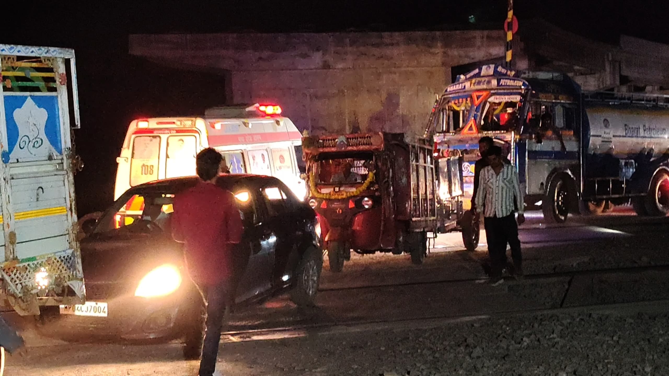 सड़क पर लगी वाहनों की कतार