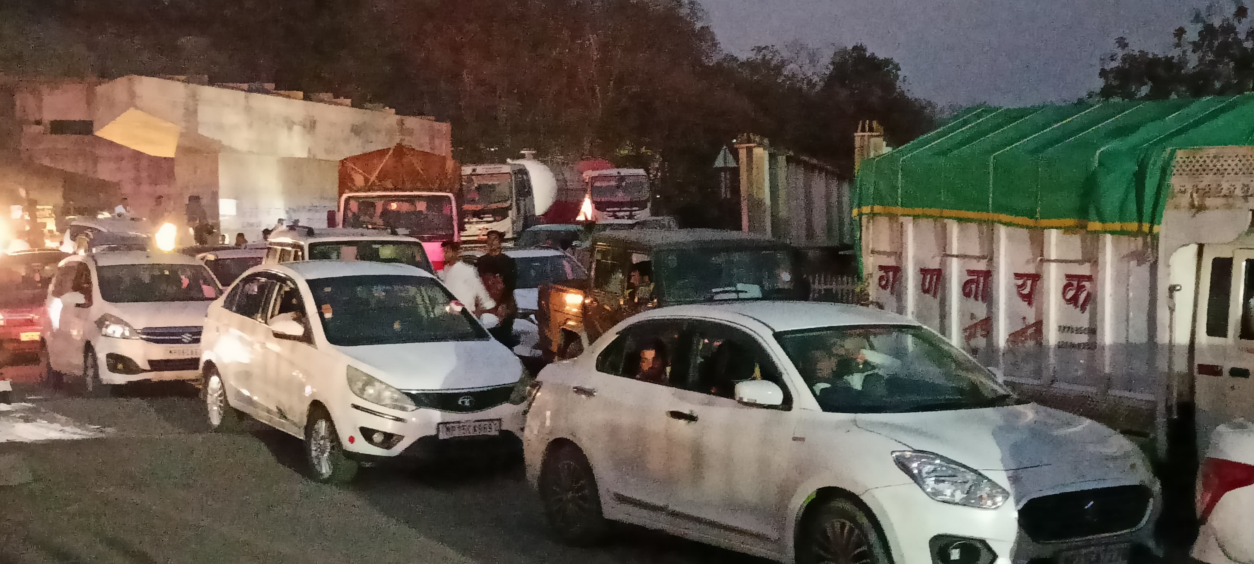 सड़क पर लगी वाहनों की कतार