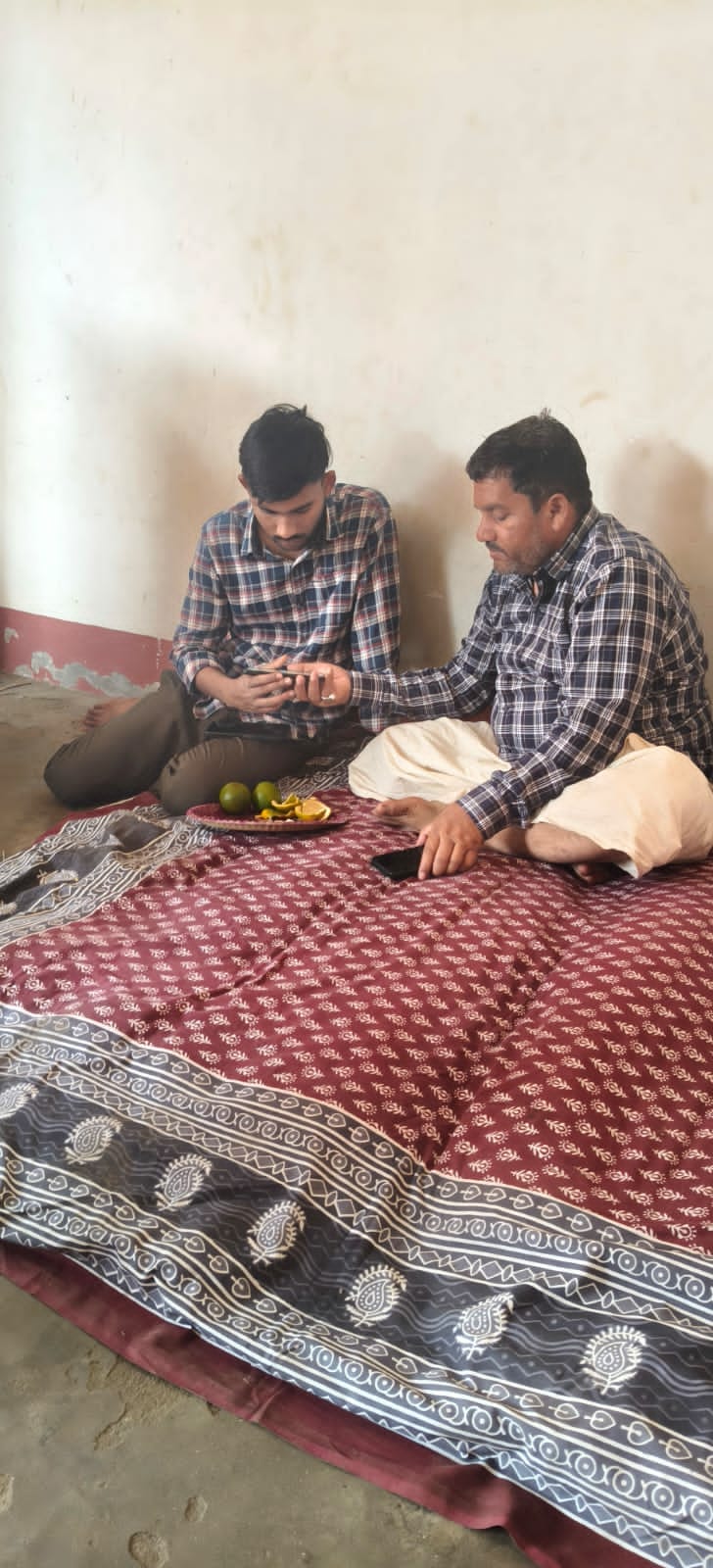 शहिद अमन सिंह के दरवाजे पर बैठे लोग और मोबाइल में अमन की फोटो देखे पिता यशवंत सिंह शहिद अमन सिंह के दरवाजे पर बैठे लोग और मोबाइल में अमन की फोटो देखे पिता यशवंत सिंह