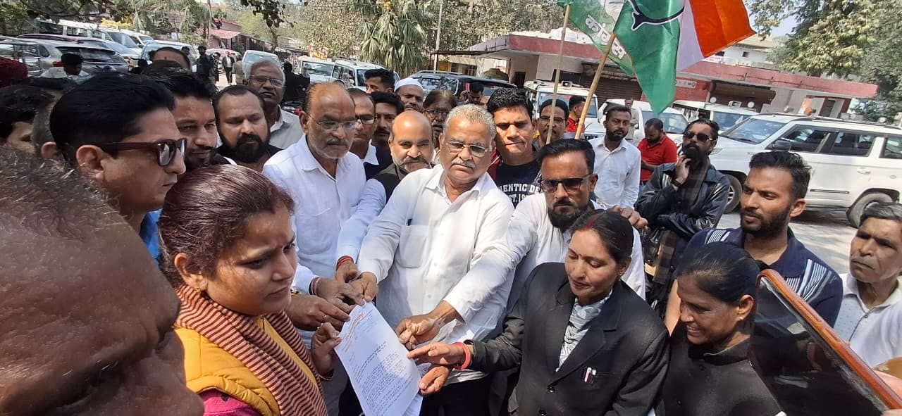 शहीद उद्यान में काकोरी केस के अमर नायक की प्रतिमा के सामने सत्याग्रह करते कांग्रेस के पदाधिकार