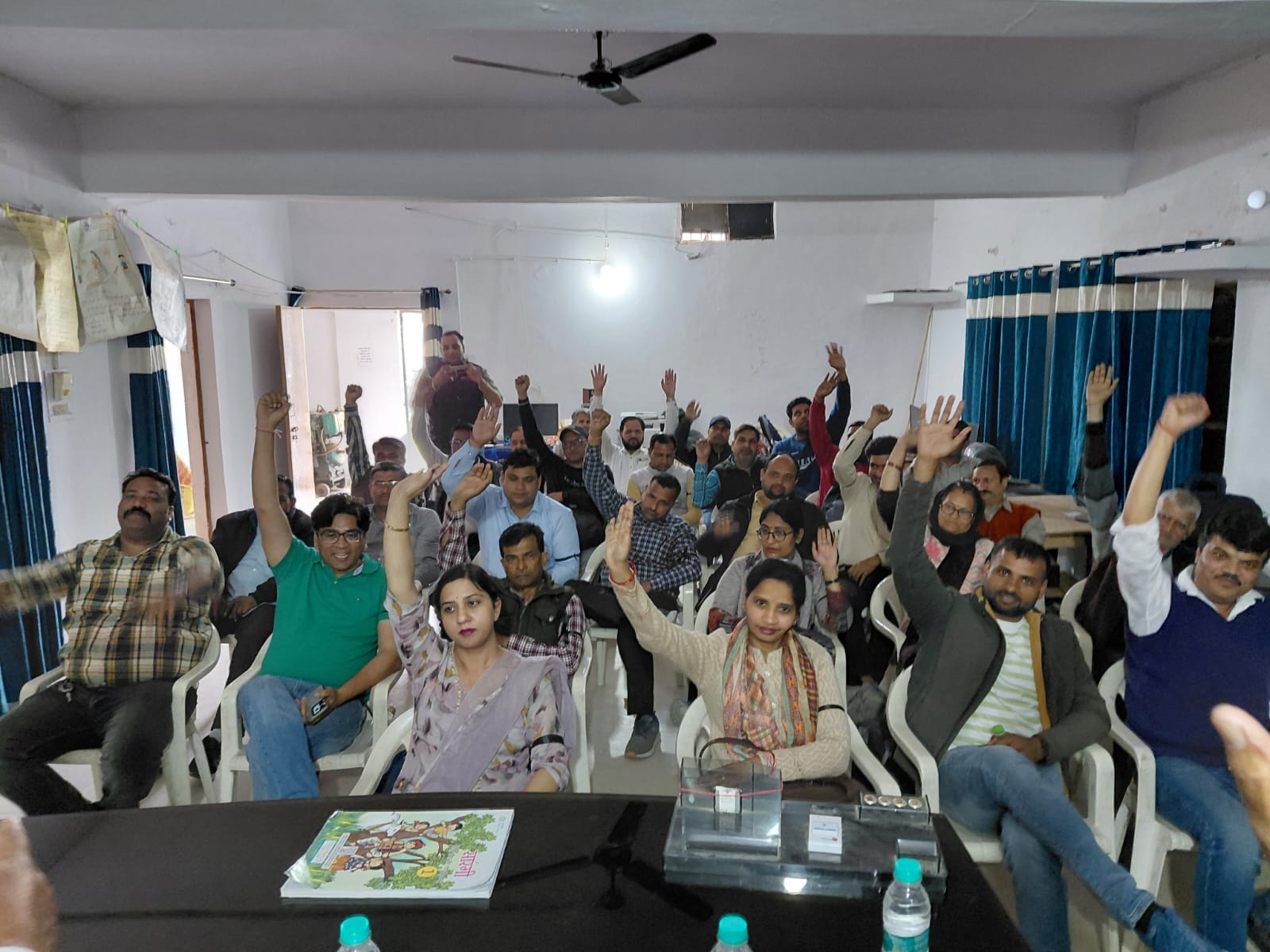 शिक्षकों को संबोधित करते उत्तर प्रदेशीय प्राथमिक संघ के पदाधिकारी स्रोत संवाद शिक्षकों को संबोधित करते उत्तर प्रदेशीय प्राथमिक संघ के पदाधिकारी स्रोत संवाद