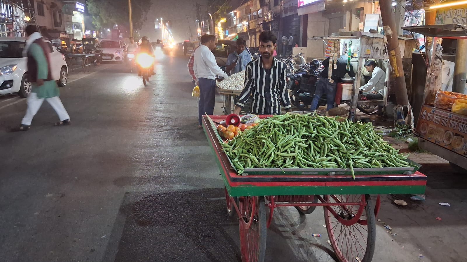 दुकान पर बिकने के लिए रखी मिठाई। संवाद