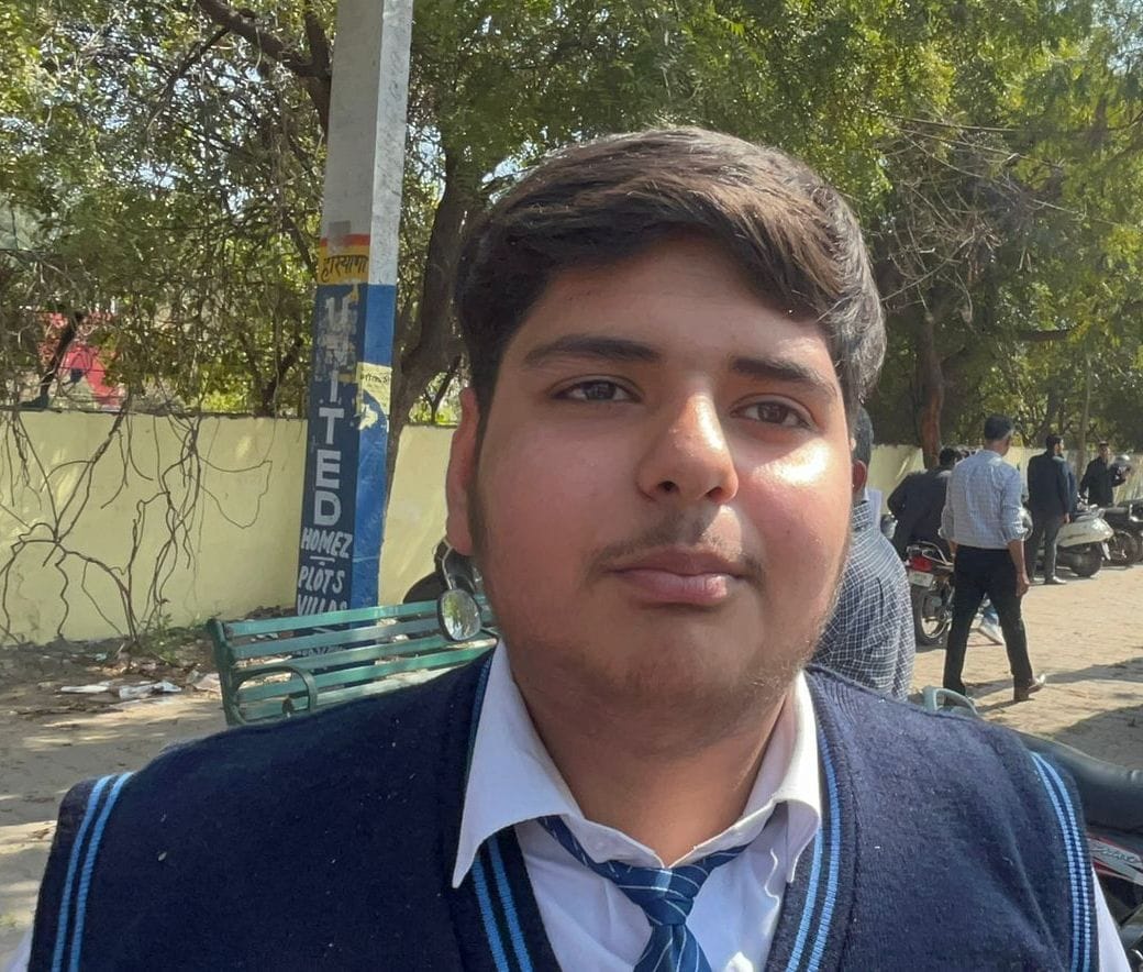 दिल्ली बाईपास स्थित पीएमश्री केंद्रीय विद्यालय से सीबीएसई 10वीं की विज्ञान परीक्षा देकर लौटते दिल्ली बाईपास स्थित पीएमश्री केंद्रीय विद्यालय से सीबीएसई 10वीं की विज्ञान परीक्षा देकर लौटते