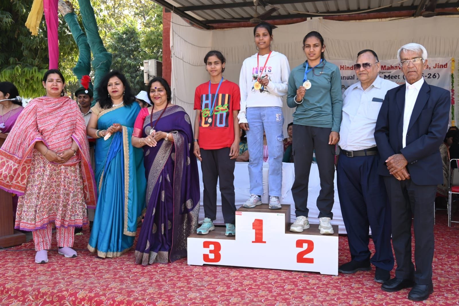 25जेएनडी08: प्रतियोगिता में भाग लेती प्रतिभागी। संवाद