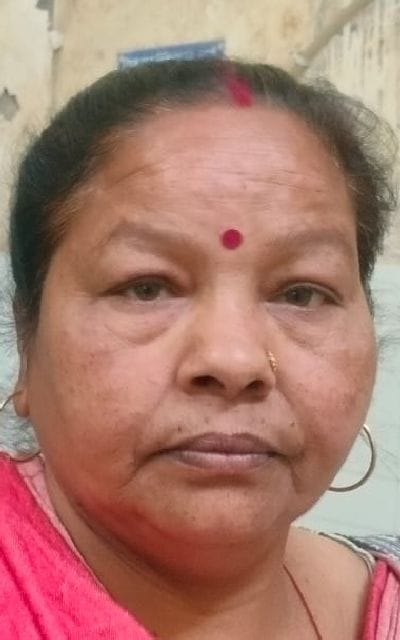 आपीडी कक्ष संख्या छह में मरीज को दवा लिखते डॉक्टर अलंकार सोलंकी । संवाद