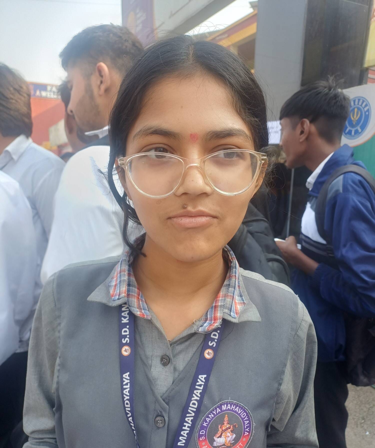 अंबाला छावनी में 12वीं कक्षा की परीक्षा देकर बाहर आते परीक्षार्थी। संवाद अंबाला छावनी में 12वीं कक्षा की परीक्षा देकर बाहर आते परीक्षार्थी। संवाद