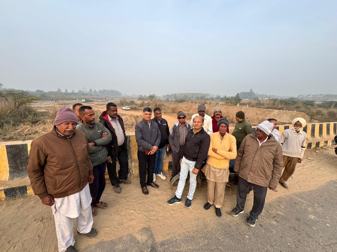 अंबाला छावनी में पंजाब की तरफ से आने वाला टांगरी नदी का अधूरा तटबंध। संवाद