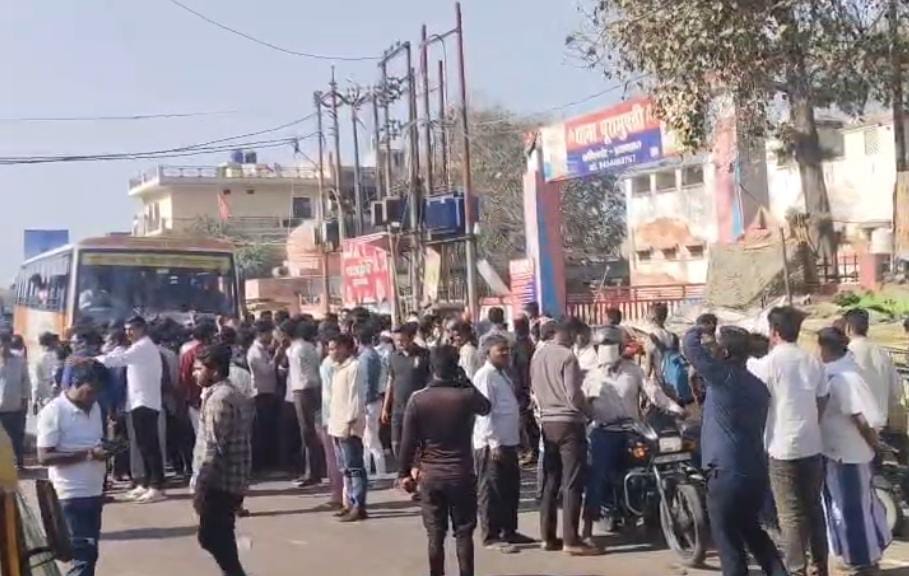 छात्र के मौत के बाद जीटी रोड जाम करते लोग, संवाद