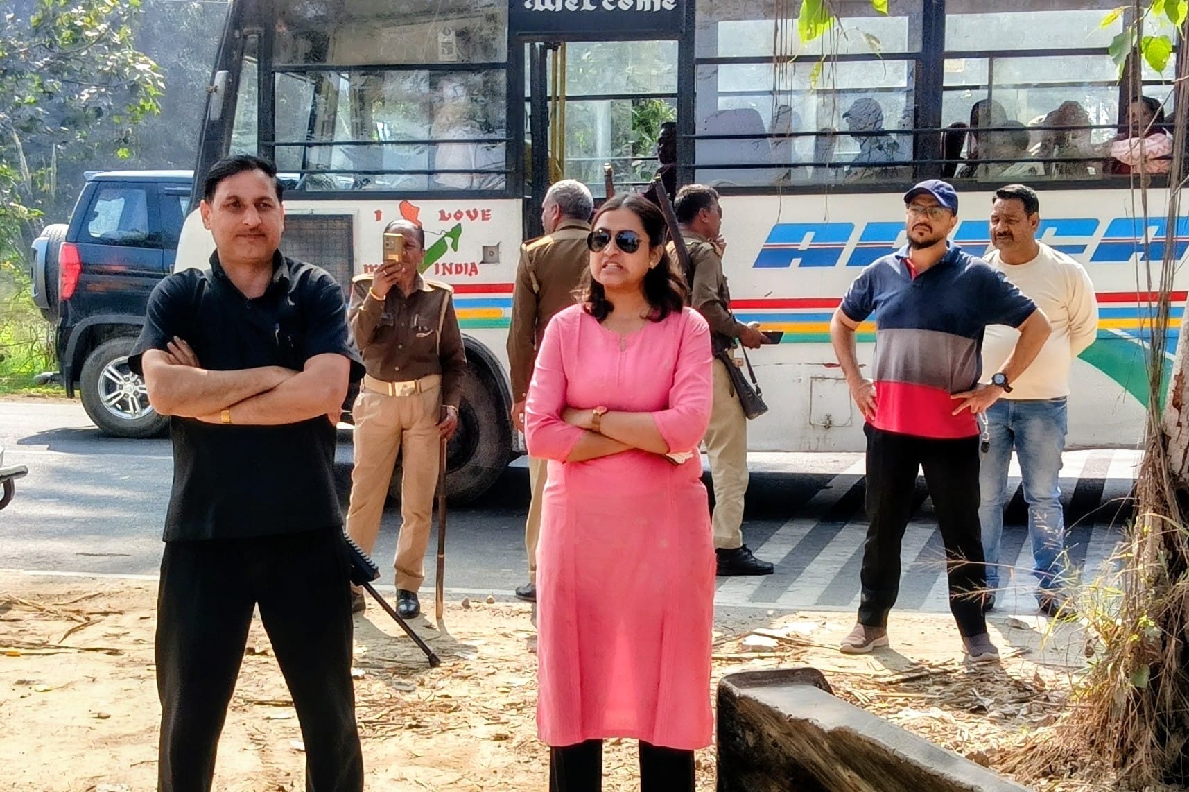 एम डी ए की टीम बिना अनुमति के निर्माणाधीन कालोनियों में हुए निर्माण को ध्वस्त करते हुए। (मवाना) एम डी ए की टीम बिना अनुमति के निर्माणाधीन कालोनियों में हुए निर्माण को ध्वस्त करते हुए। (मवाना)