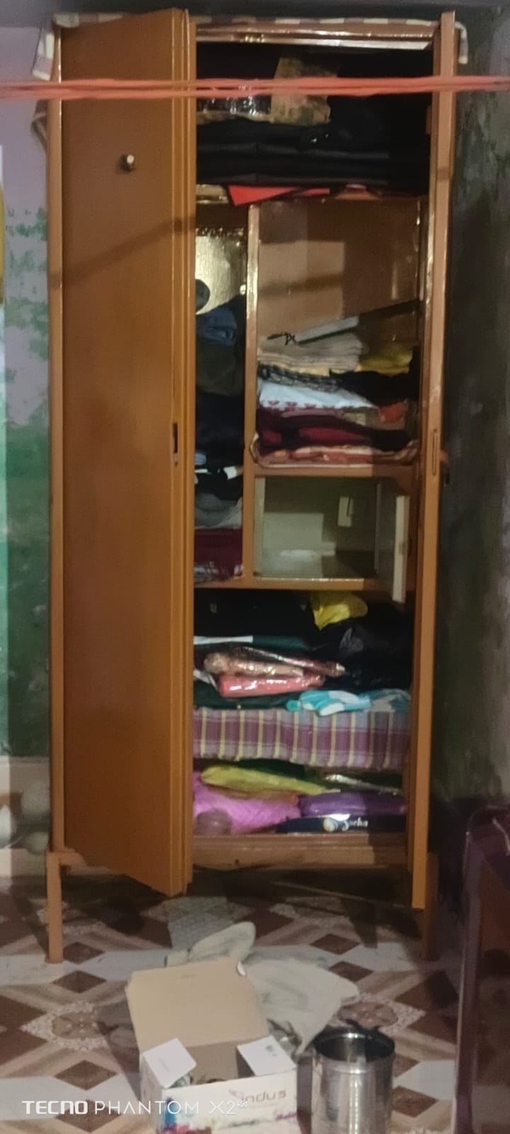 फोटो 1व 2: गांव सबला स्थित चोरी की घटना के बाद तोड़ी गई अलमारी व बिखरा सामान फोटो 1व 2: गांव सबला स्थित चोरी की घटना के बाद तोड़ी गई अलमारी व बिखरा सामान