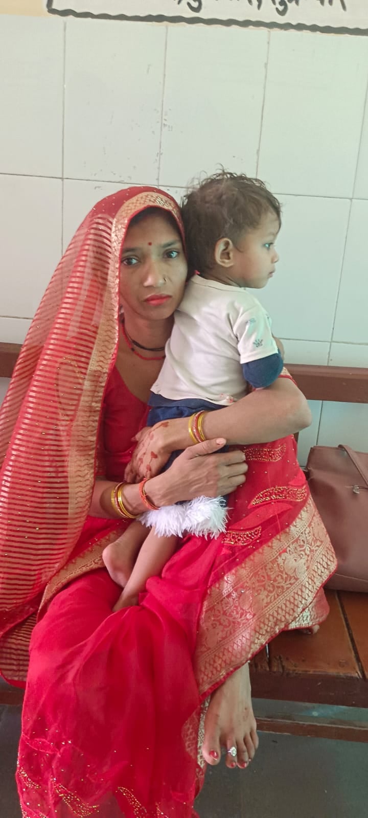 फोटो-22-सीएमएस कार्यालय के बाहर खड़े मरीजों के तीमारदार और कर्मचारी। संवाद फोटो-22-सीएमएस कार्यालय के बाहर खड़े मरीजों के तीमारदार और कर्मचारी। संवाद