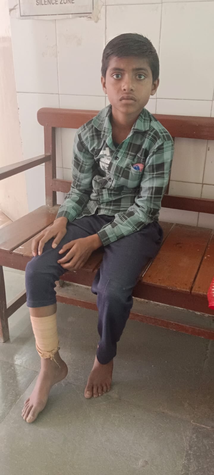 फोटो-22-सीएमएस कार्यालय के बाहर खड़े मरीजों के तीमारदार और कर्मचारी। संवाद फोटो-22-सीएमएस कार्यालय के बाहर खड़े मरीजों के तीमारदार और कर्मचारी। संवाद