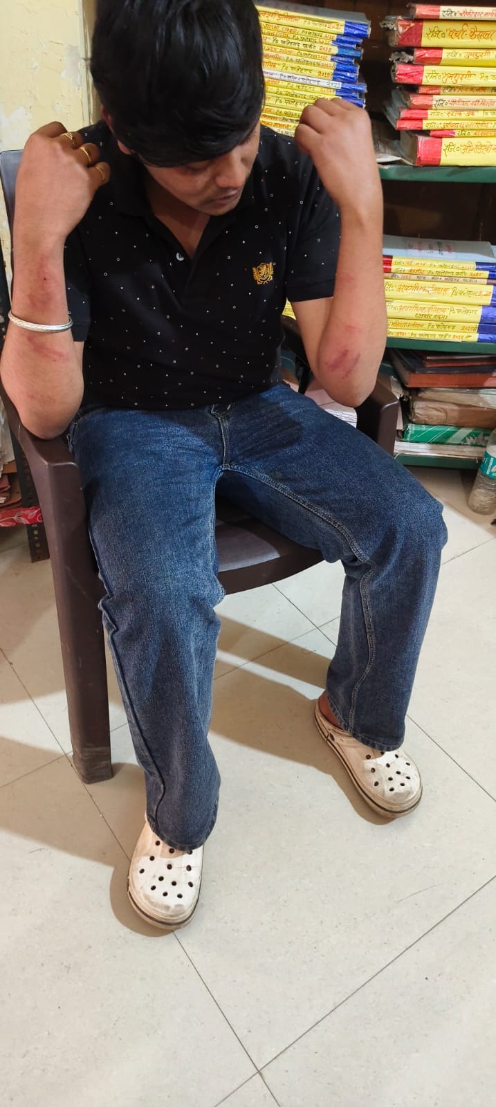 फोटो-6 कोतवाली में इंस्पेक्टर को तहरीर देने के दौरान बातचीत करते अधिवक्ता। संवाद