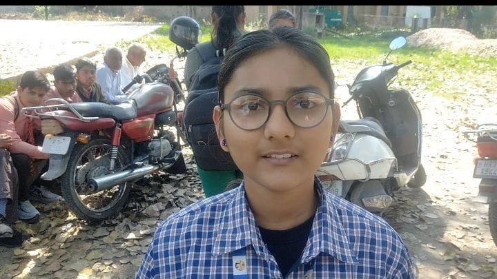फोटो संख्या:-72 कनीना में विद्यार्थियों को नकल रहित परीक्षा करने की शपथ दिलाते हुए---संवाद