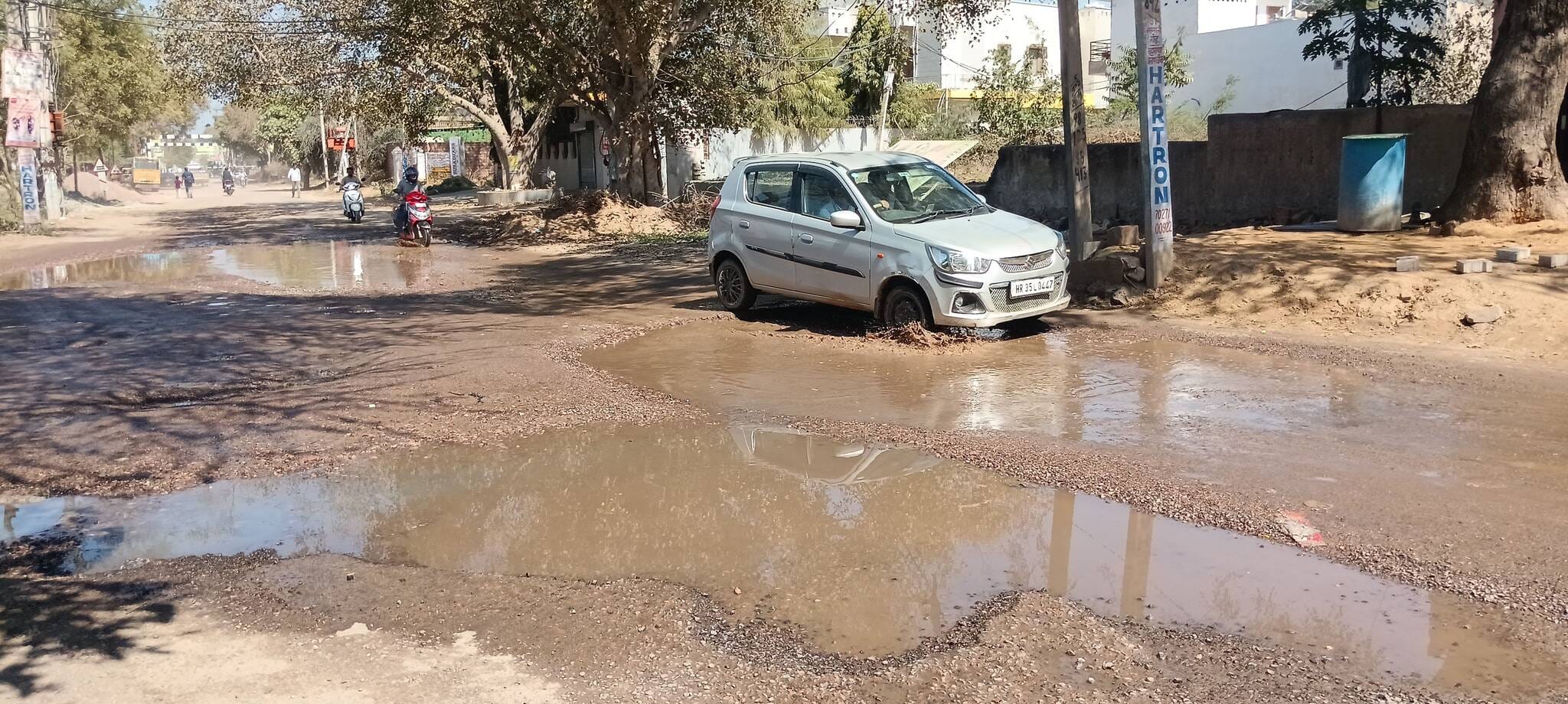 फोटो संख्या:52- मसानी चौक से गोशाला रोड बदहाल अवस्था में ---संवाद