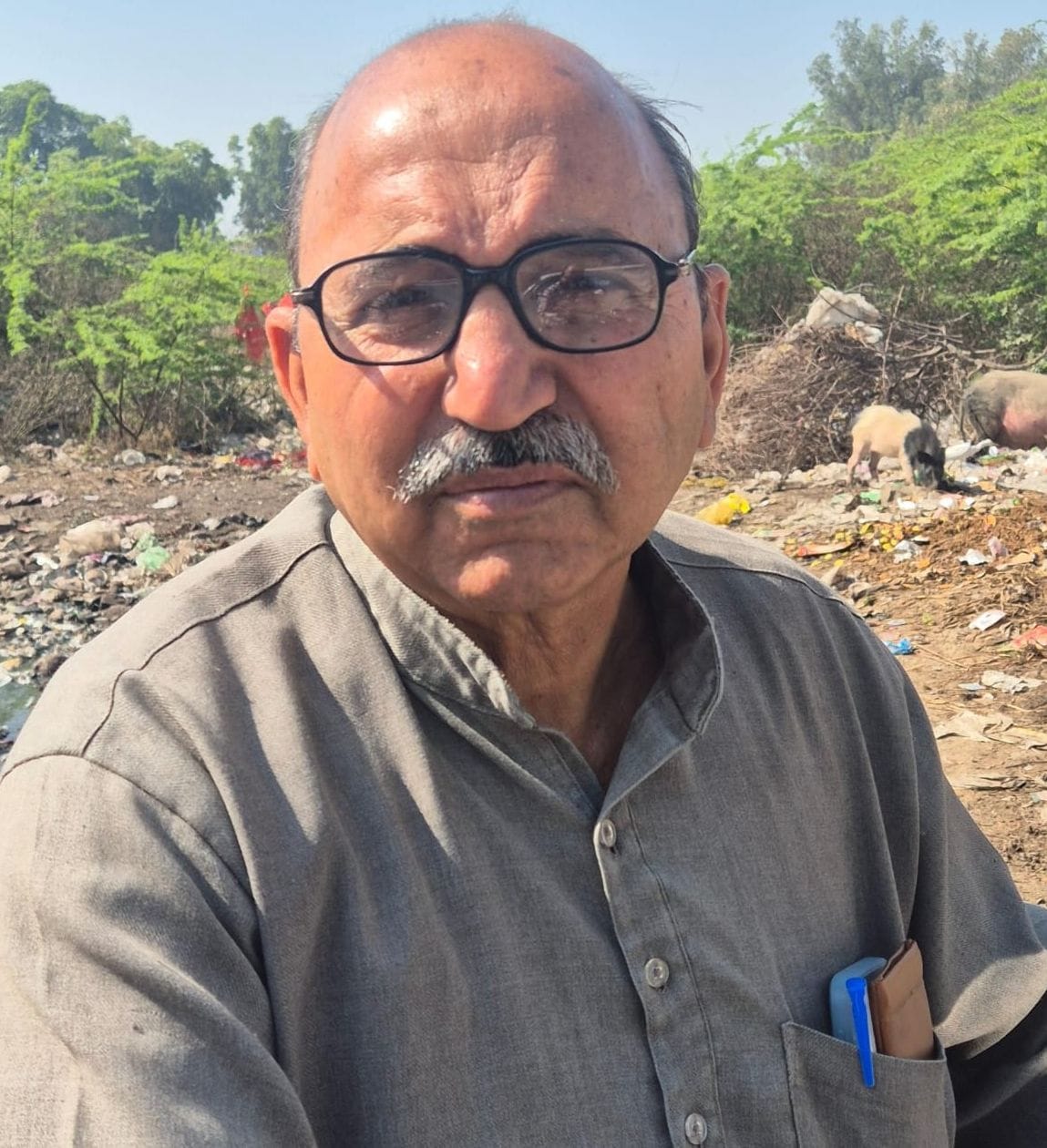 फोटो संख्या:88- कनीना के मोलड़नाथ मंदिर में कार्य करते मंदिर कमेटी---संवाद