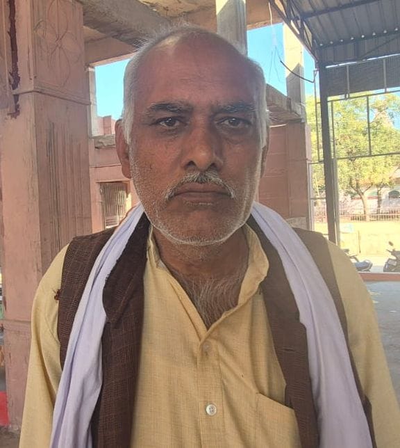 फोटो संख्या:88- कनीना के मोलड़नाथ मंदिर में कार्य करते मंदिर कमेटी---संवाद